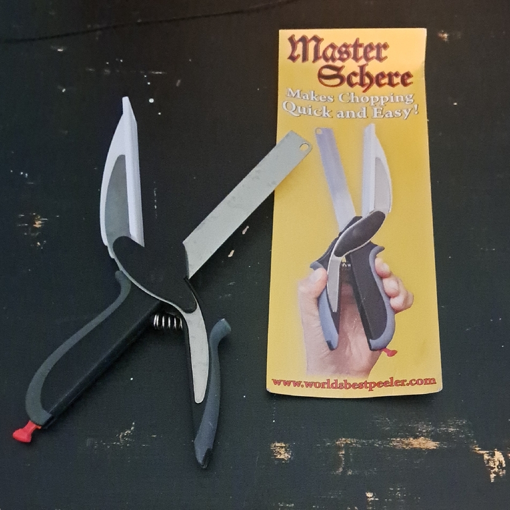 The Master Schere 2 in 1 Kitchen Knife & Cutting Board